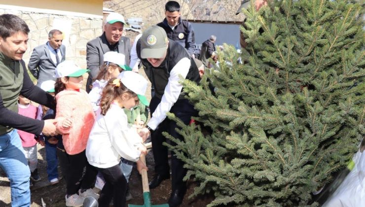 Fidanlar çocukların elinde toprakla buluştu!