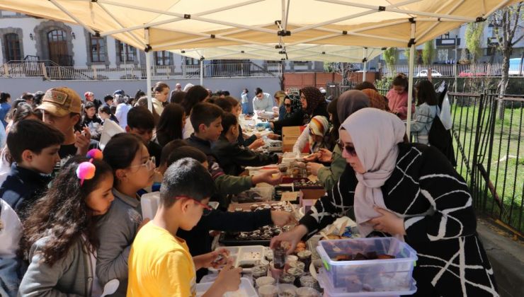 Kütüphane için hayır çarşısı düzenlediler!