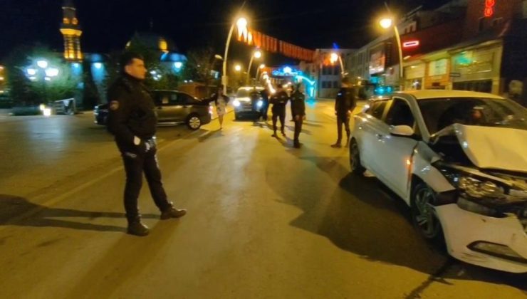 Otomobil içerisindeki tartışma kazaya neden oldu!