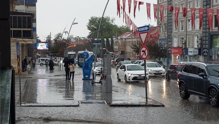 Erzurum’da sağanak hayatı felç etti!