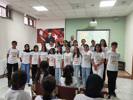 Ortaokul öğrencilerinden “Kalpten kaleme, kalemden sahneye” şiir dinletisi…