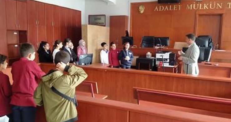 Öğrenciler duruşma salonunda hukuk ve adalet dersi yaptı…