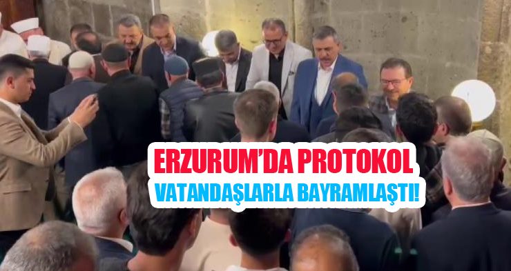 Erzurum’da protokol vatandaşlarla bayramlaştı!