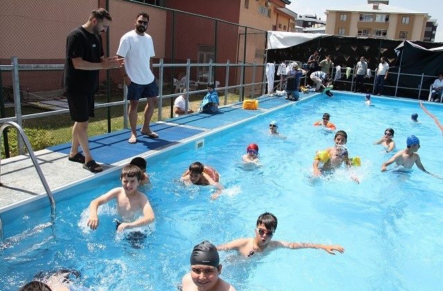 Gençlerin tatil adresi Yakutiye portatif yüzme havuzu!