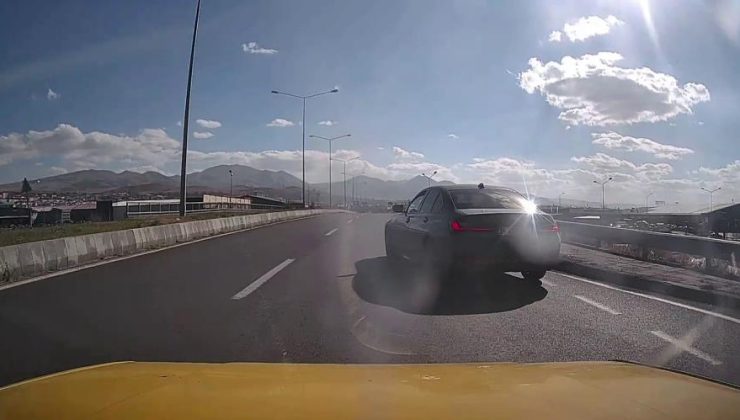 Erzurum-Artvin karayolunda tehlikeli anlar: Kontrolsüz şekilde ana yola çıkan araç kazaya neden oluyordu…