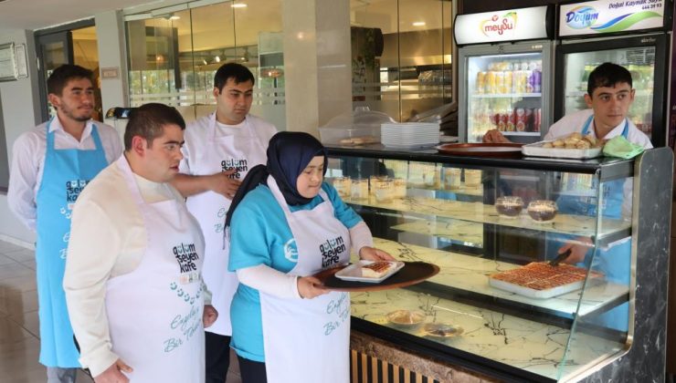 Erzurum’da “Gülümseyen Kafe” özel bireylerin üretim merkezi oldu…