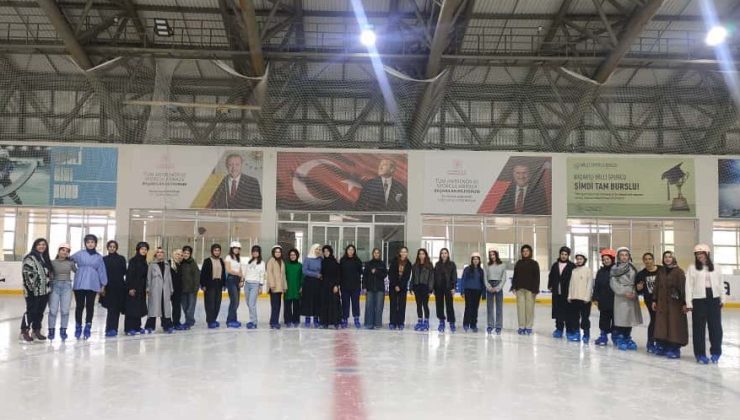 Hem okuyorlar hem buz pateni öğreniyorlar!