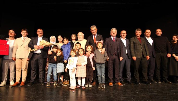 “Bir Gün Değil Bir Gül’dür Öğretmen” ayakta alkışlandı…