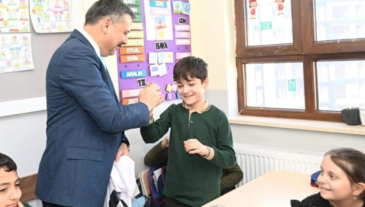 Vali Çiftçi öğrenci ve öğretmenlerle buluştu..