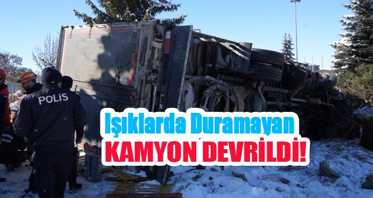Işıklarda duramayan kamyon devrildi, çarptığı ağacı kökünden söktü…