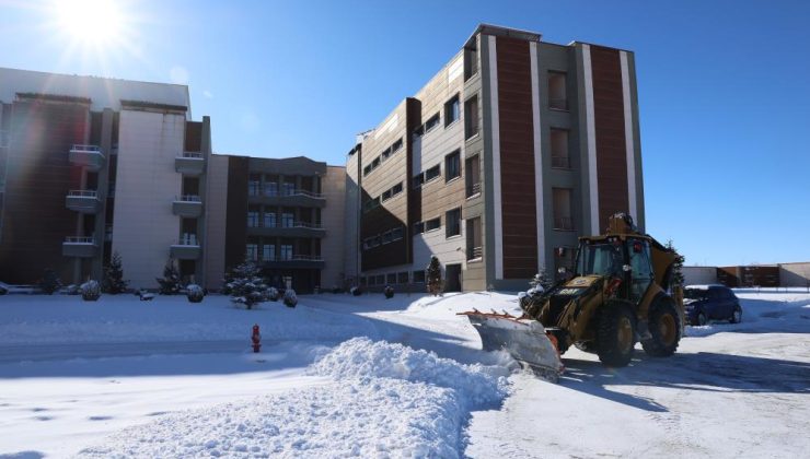 Atatürk Üniversitesi kampüsünde kar temizleme çalışmaları aralıksız sürüyor…