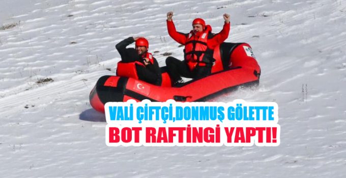 Karla kaplı dağdan donmuş gölete botla kaydılar!