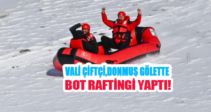 Karla kaplı dağdan donmuş gölete botla kaydılar!