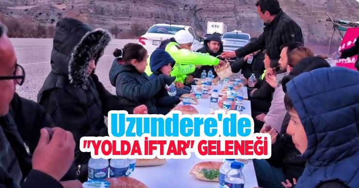 Uzundere’de “yolda iftar” geleneği: Öğrenciler ve öğretmenler yoldan geçen sürücülere iftarlık dağıttı..