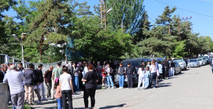 Sınava gireceği merkezi karıştıran öğrenci son anda sınava yetiştirildi…