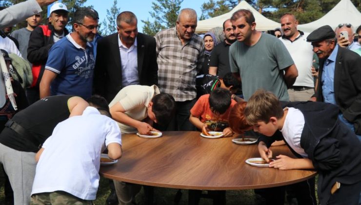 Karnavas Dut Pekmezi Festivali’nde çocuklar parmakla pekmez yemek için yarıştı..