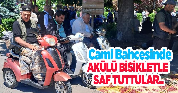 Cami bahçesinde akülü bisikletle saf tuttular..