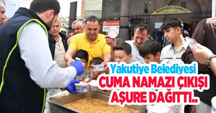 Yakutiye Belediyesi Cuma Namazı çıkışı aşure dağıttı..