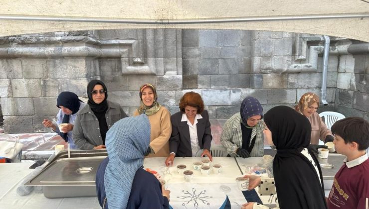 Erzurum Kent Konseyi Kadın Meclisi’nden Çifte Minareli Medrese önünde aşure ikramı…