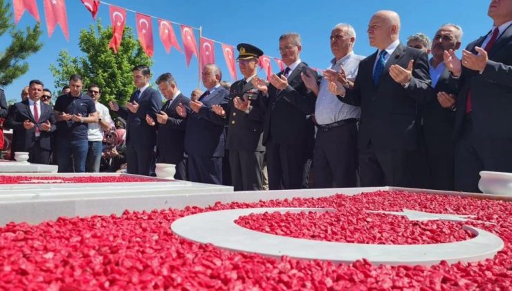 Erzurum protokolü şehitlikleri ziyaret etti…