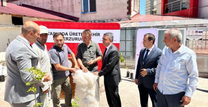 Pazaryolu’nda üreticilere bin meyve fidanı ve 11 sera naylonu desteği…