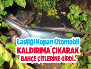 Lastiği kopan otomobil kaldırıma çıkarak bahçe çitlerine girdi…