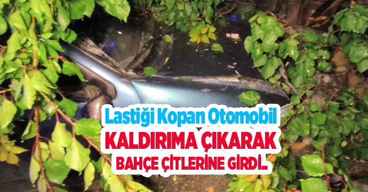 Lastiği kopan otomobil kaldırıma çıkarak bahçe çitlerine girdi…