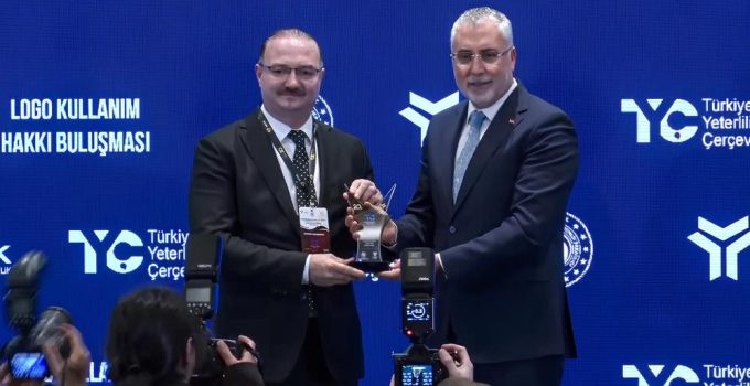 Atatürk Üniversitesi, TYÇ logo kullanımında zirvedeki yerini bakan Işıkhan tarafından verilen ödülle taçlandırdı..