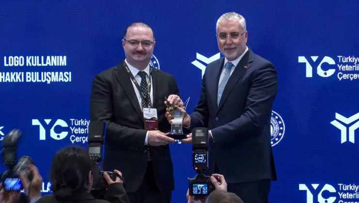 Atatürk Üniversitesi, TYÇ logo kullanımında zirvedeki yerini bakan Işıkhan tarafından verilen ödülle taçlandırdı..