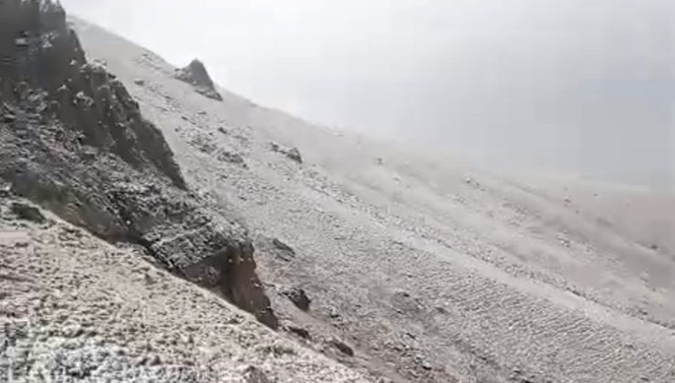 Karayazı’da Çakmak Dağı’na mevsimin ilk karı düştü…