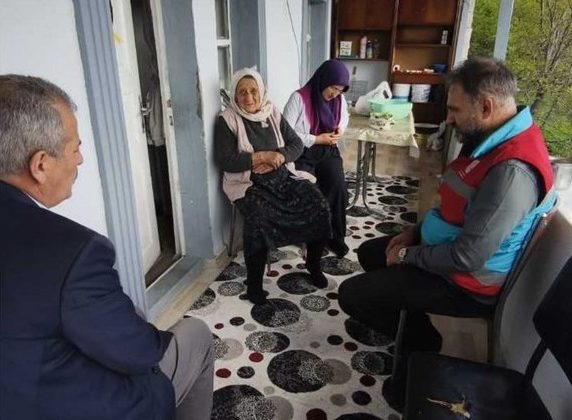 Erzurum’da “Çınarlarımızla Bir Ömür Bir Dua” projesiyle büyüklerin kapısı çalınıyor..